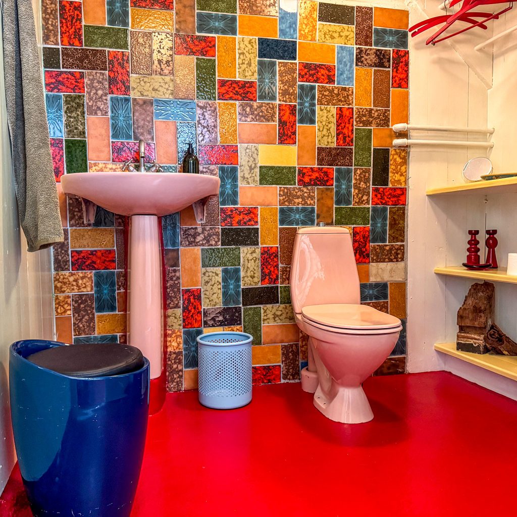 Discover our colorful B&B in Sandvig, South Zealand, located right between Møn and Præstø.