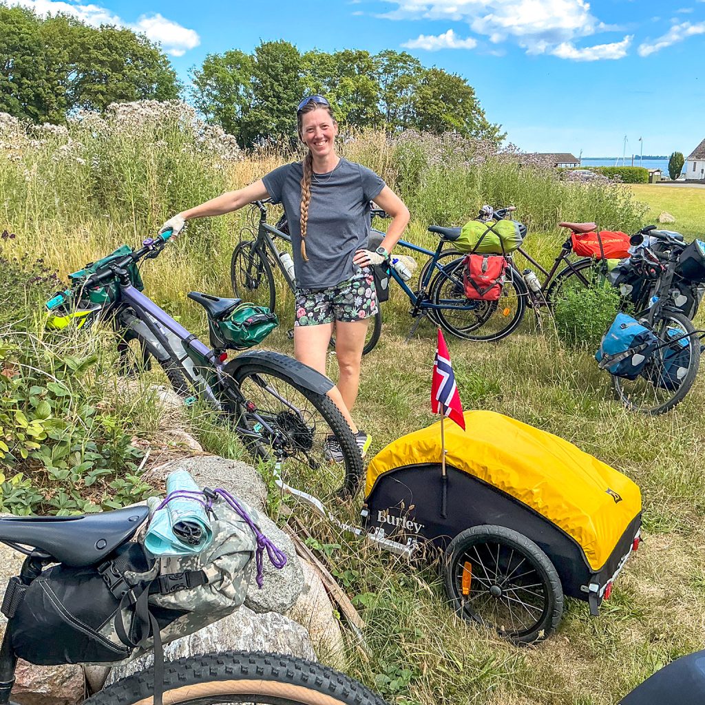 Ein norwegischer Radtourist zu Besuch im Gæsteriet in Sandvig auf der Route 9 Berlin-Kopenhagen, wo wir Kaffee und hausgemachten Kuchen servieren.