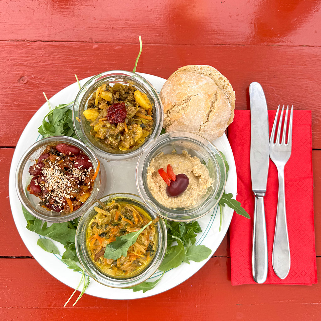 Übernachtung in unseren B&B-Zimmern oder Sheltern in Sandvig inklusive Bio-Frühstück – mit der Möglichkeit, ein ökologisches Abendessen vorzubestellen, auch vegane eller vegetarische Gerichte.