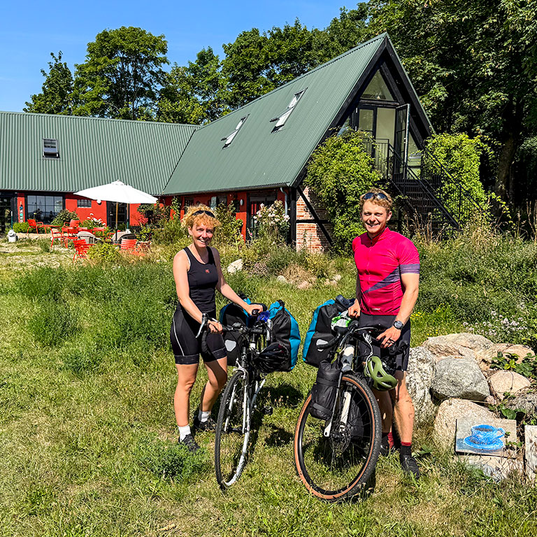 Happy cyclists visiting Gæsteriet, where we serve homemade cake and coffee right on cycle routes 9 and 88.