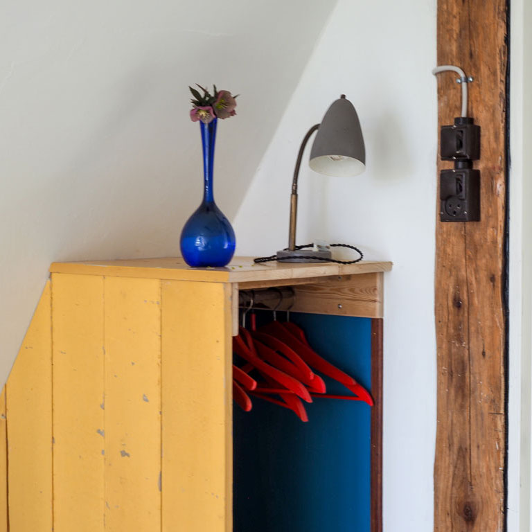 Gemütliches Retro-Zimmer mit bunten Farben und Upcycling-Möbeln in unserer fahrradfreundlichen Unterkunft.