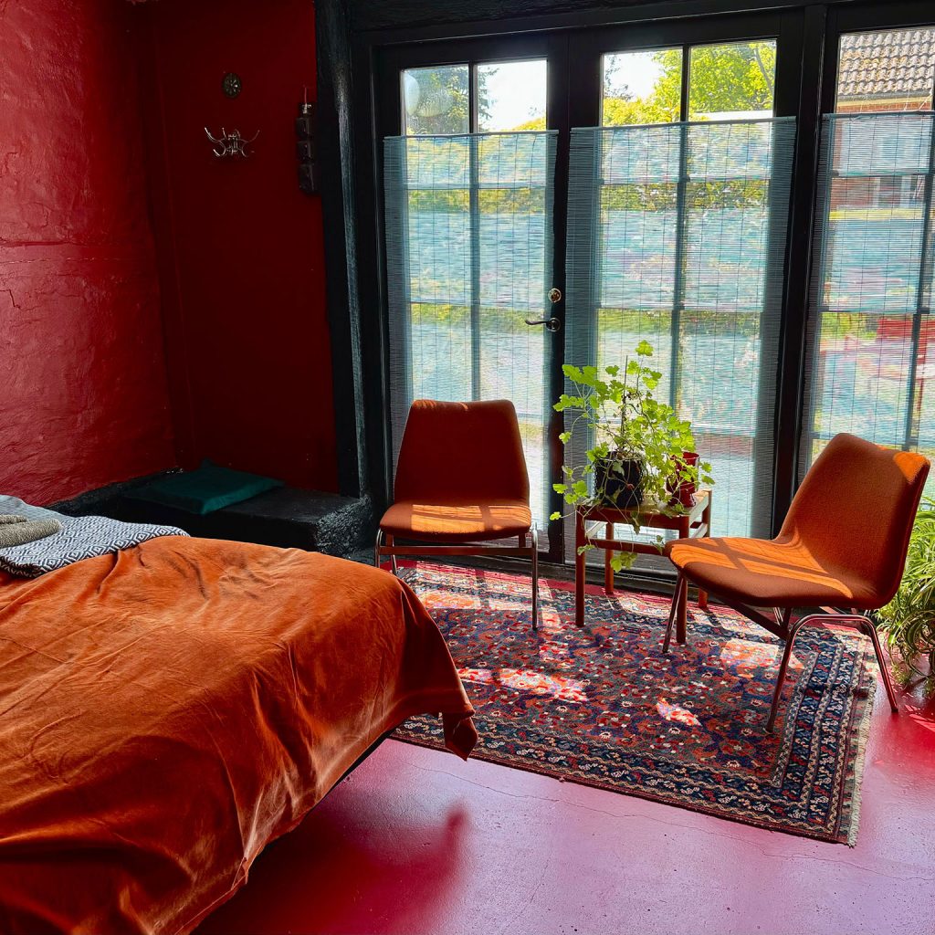 Cozy double room at Gæsteriet bed & breakfast, including an organic breakfast.