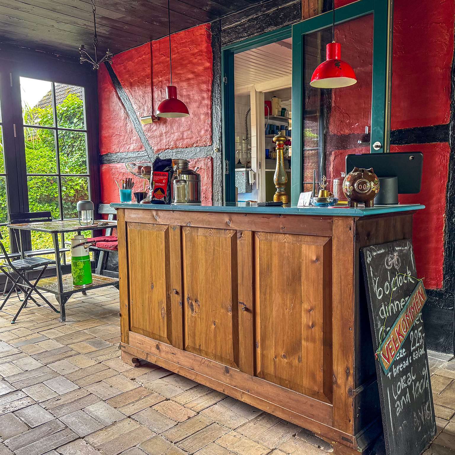 Økologisk frokost eller hjemmelavet kage og kaffe i vores café og B&B i Sandvig på cykelruten Berlin-København.