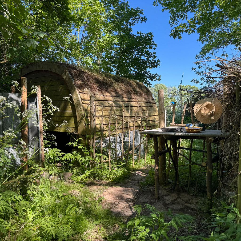 Eingerichteter Holz-Shelter mit Kaltwasserdusche, Waschbecken mit Trinkwasser und Komposttoilette in Sandvig bei Vordingborg, gelegen zwischen Møn und Prästö für Radfahrer auf dem Radfernweg Berlin-Kopenhagen und Mönchsweg.