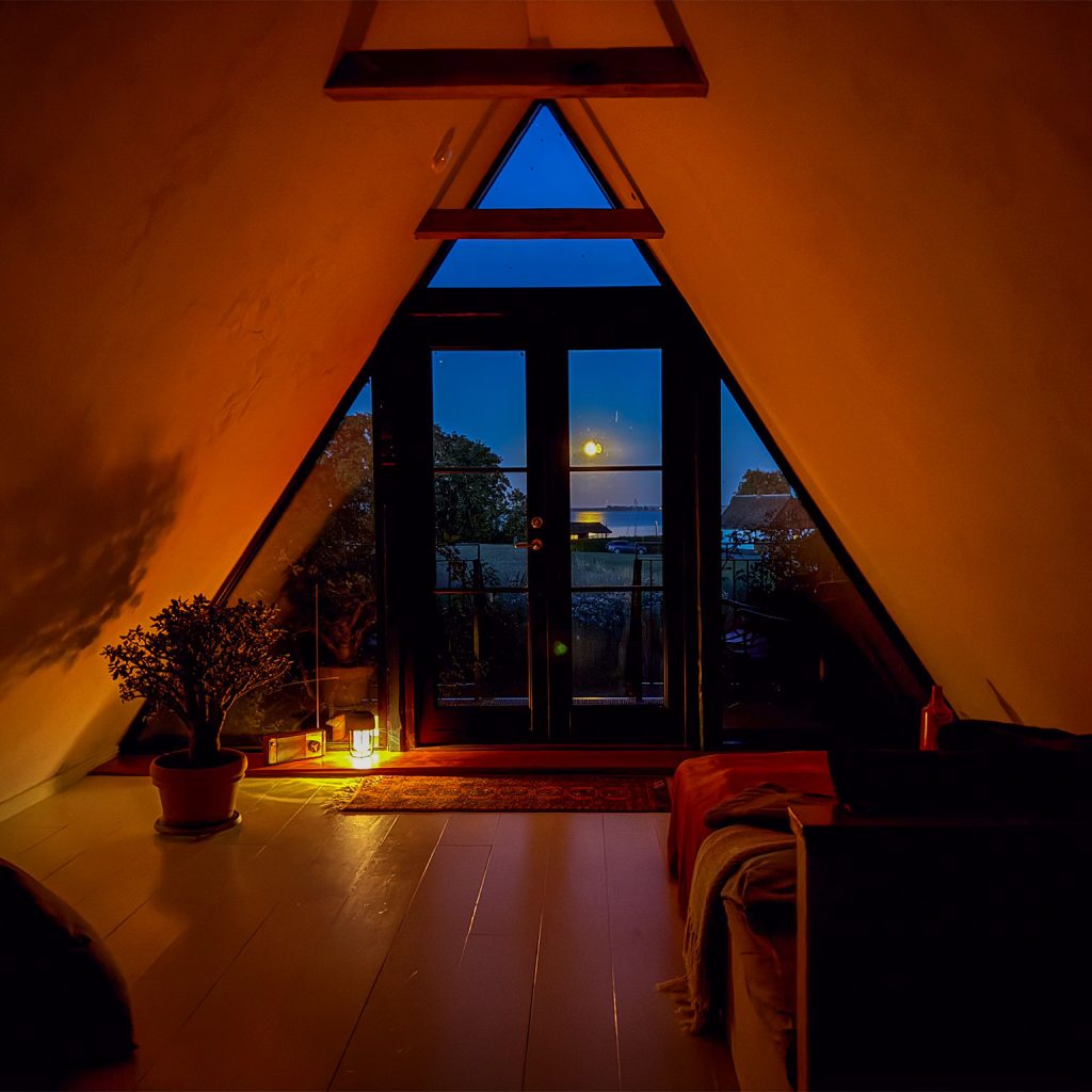 Room with sea view, sunrise and moonlight for cycle tourists