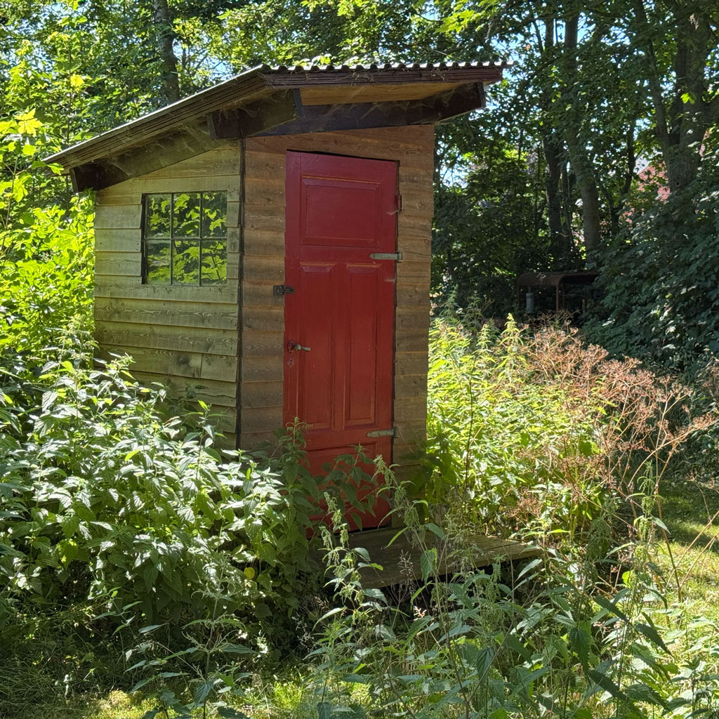 Saubere Komposttoilette am Shelterplatz in Sandvig (Südoseeland) mit Zugang zu Kaltwasserdusche und Trinkwasser direkt an den Radrouten 9 und 88.