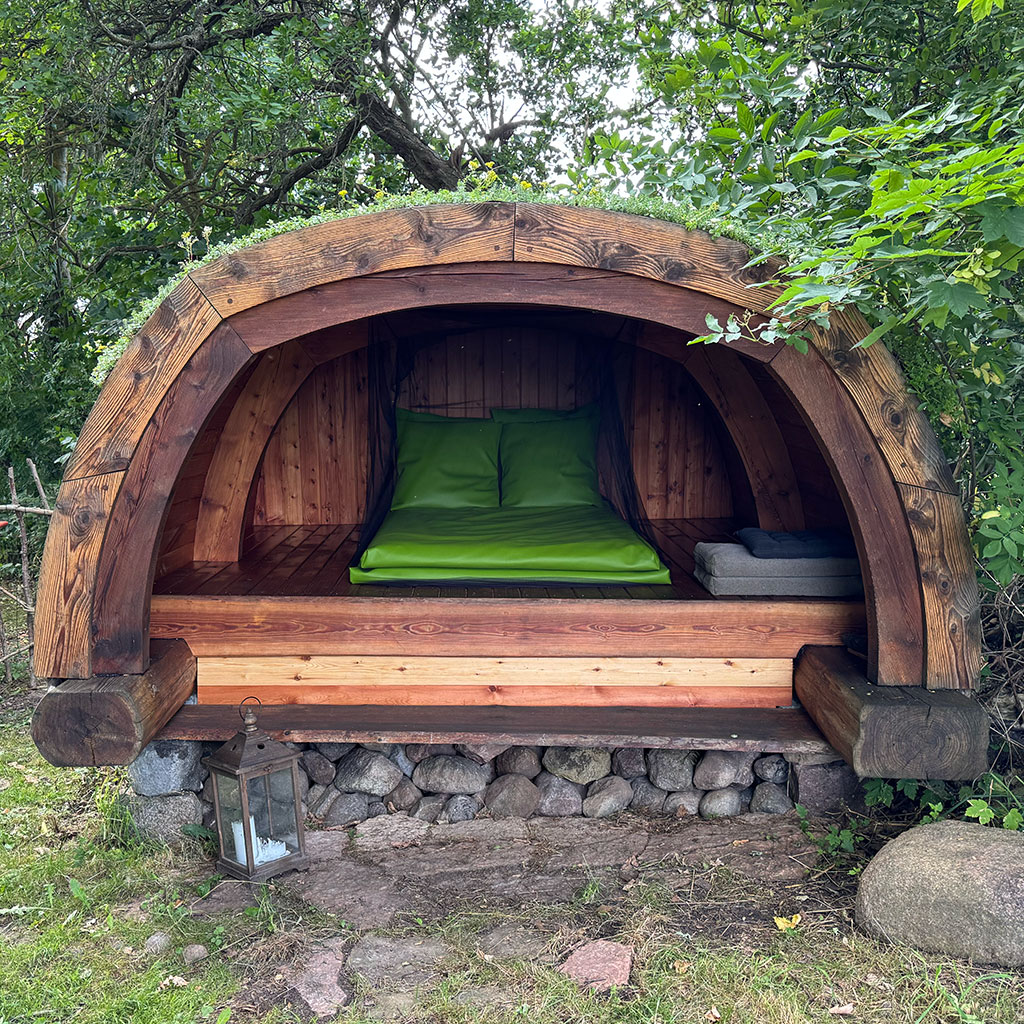 Luksuriøst glamping-shelter med madrasser og myggenet i Sandvig på Sydsjælland – oplagt overnatning på cykelruten Berlin-København og Munkevejen med koldtvandsbad og muldtoilet.