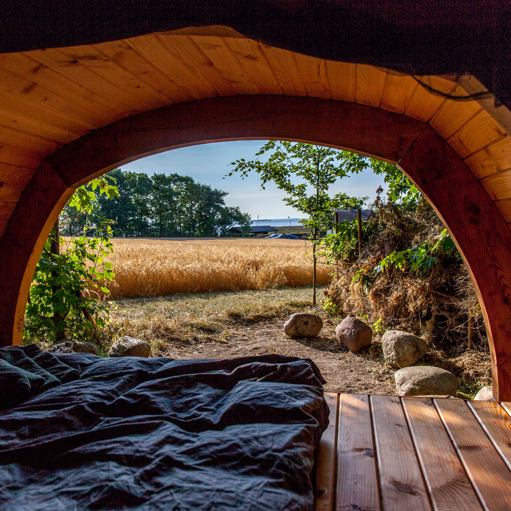 Cozy rental shelter with sea views in Sandvig, South Zealand, an ideal stop along the Berlin-Copenhagen bike path and Mönchsweg, featuring organic breakfast.