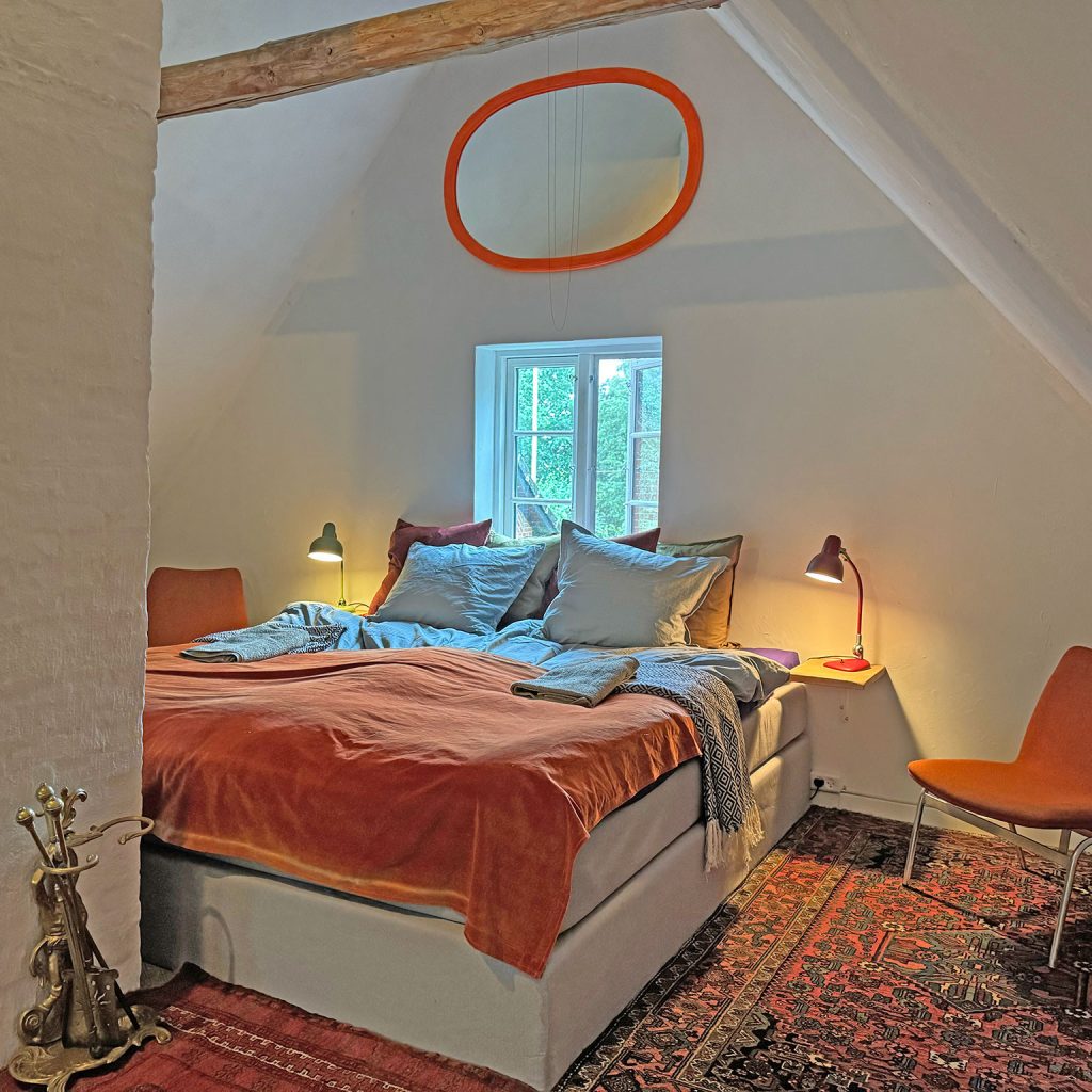 Gemütliches Doppelzimmer im ökologischen B&B Gæsteriet – Einzigartige Unterkünfte voller Ruhe.